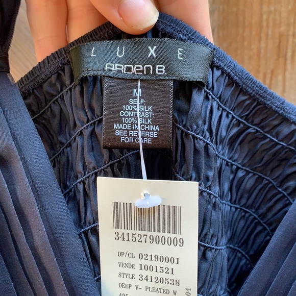 Arden B gorgeous 100% Navy blue Silk top with new tags! - Picture 3 of 6